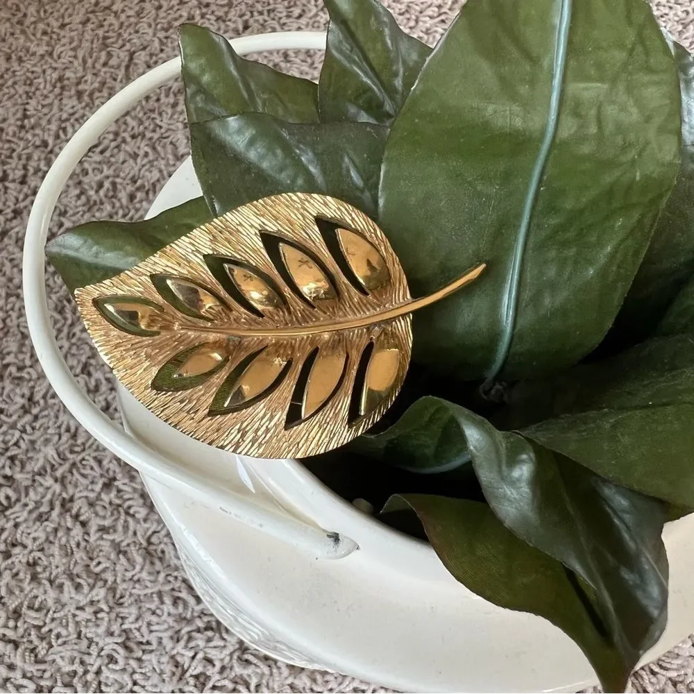 Vintage Retro Trending Leaf Gold Tone Brooch Pin Size 2.5”